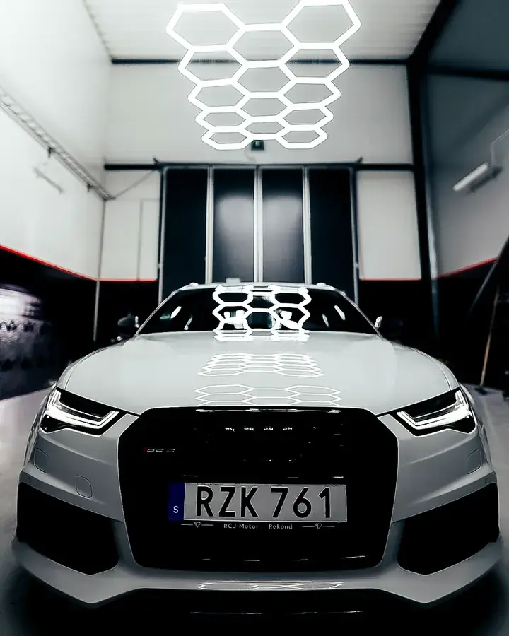 Blank vit Audi RS6 med keramiskt lackskydd hos Rekondcenter Jämtland i Östersund