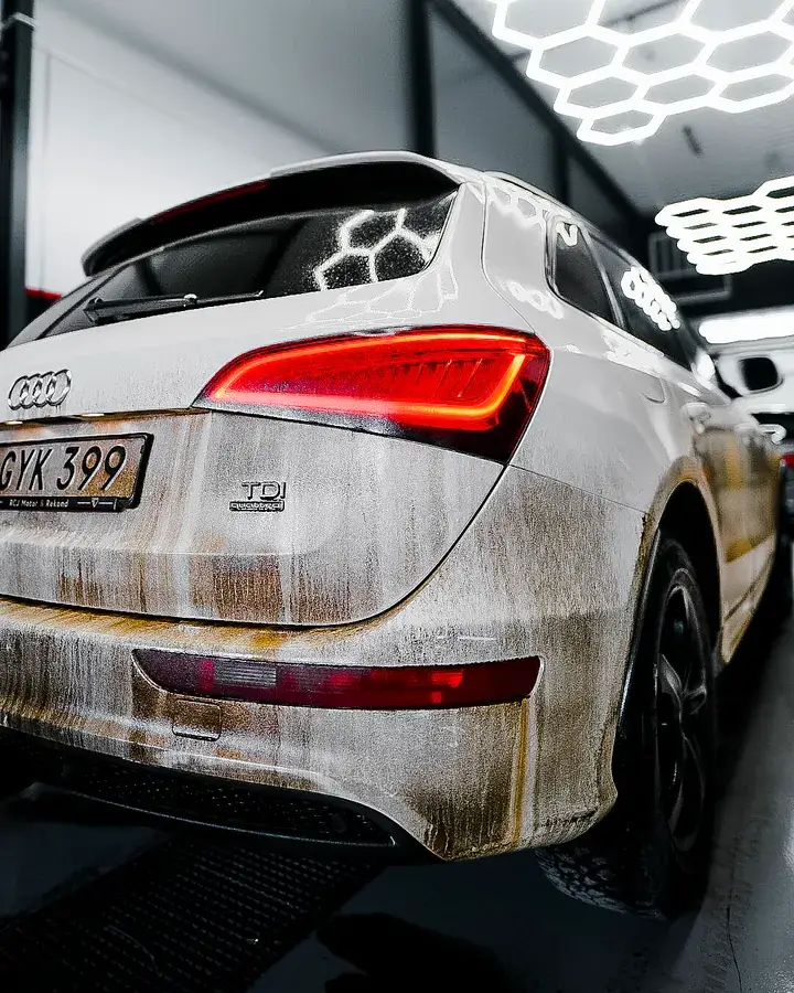 Smutsig Audi Q5 före