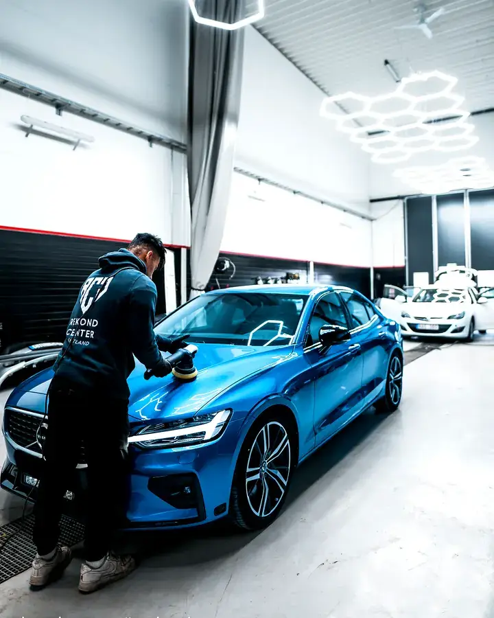 Maskinpolering av blå Volvo S60 hos Rekondcenter Jämtland i Östersund